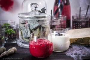 personaje jack al lado de un vaso de yogur