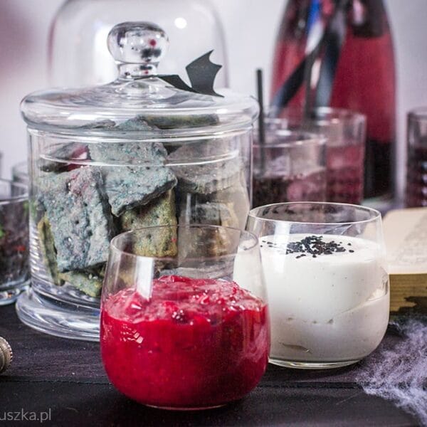 personaje jack al lado de un vaso de yogur