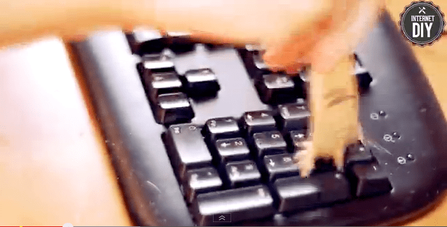 limpiar el teclado con una brocha