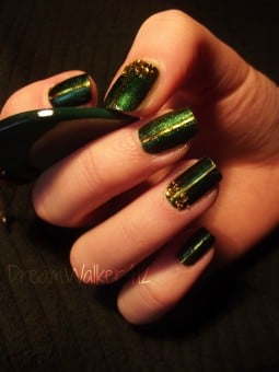 uñas pintadas en color verde oscuro