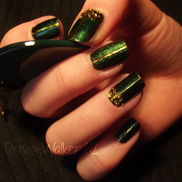 uñas pintadas en color verde oscuro