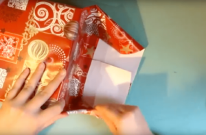 como envolver un regalo de Navidad