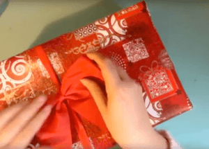 como envolver un regalo de Navidad