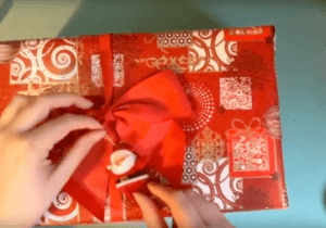 como envolver un regalo de Navidad