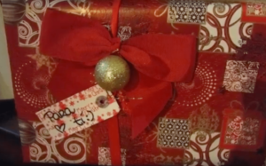 como envolver un regalo de Navidad