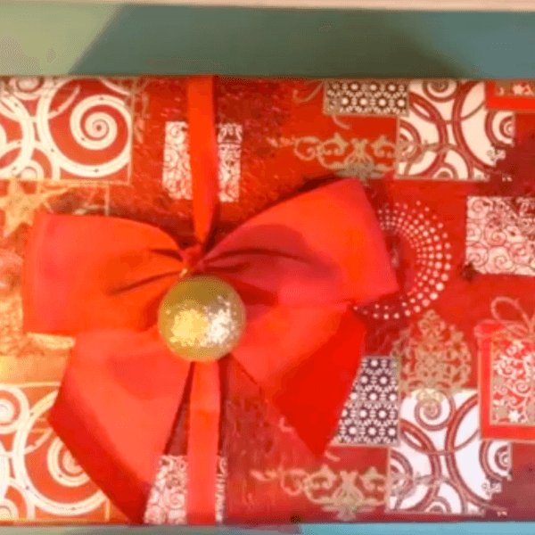 como envolver un regalo de Navidad