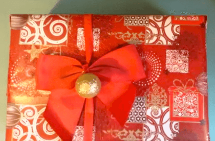 como envolver un regalo de Navidad