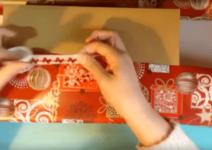 envolver un regalo de Navidad
