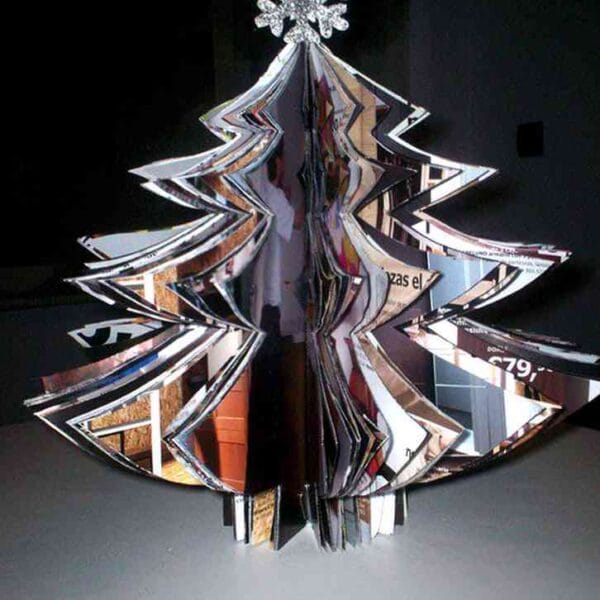 Hacer un árbol de Navidad con un catálogo de IKEA