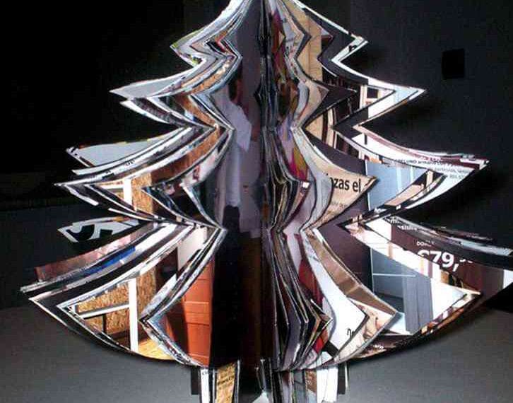 Hacer un árbol de Navidad con un catálogo de IKEA