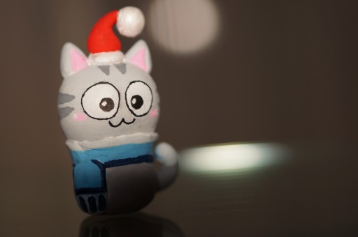 muñeco en forma de gato con un gorro navideño