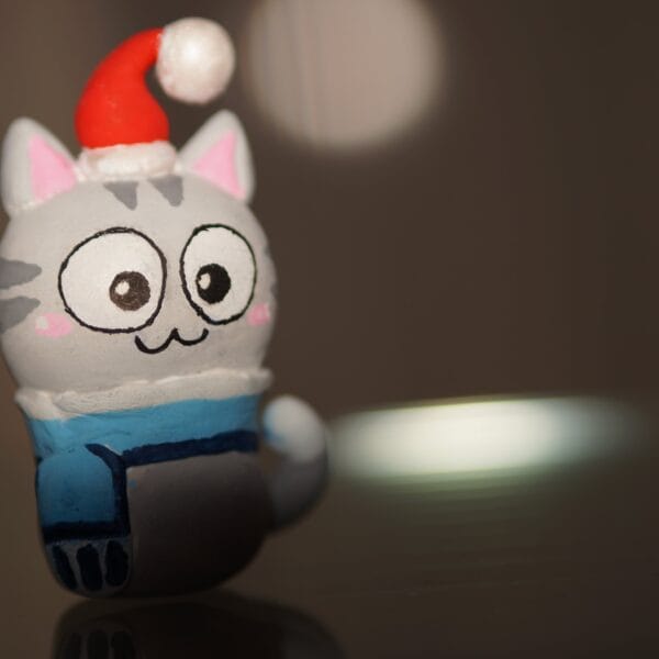 muñeco en forma de gato con un gorro navideño