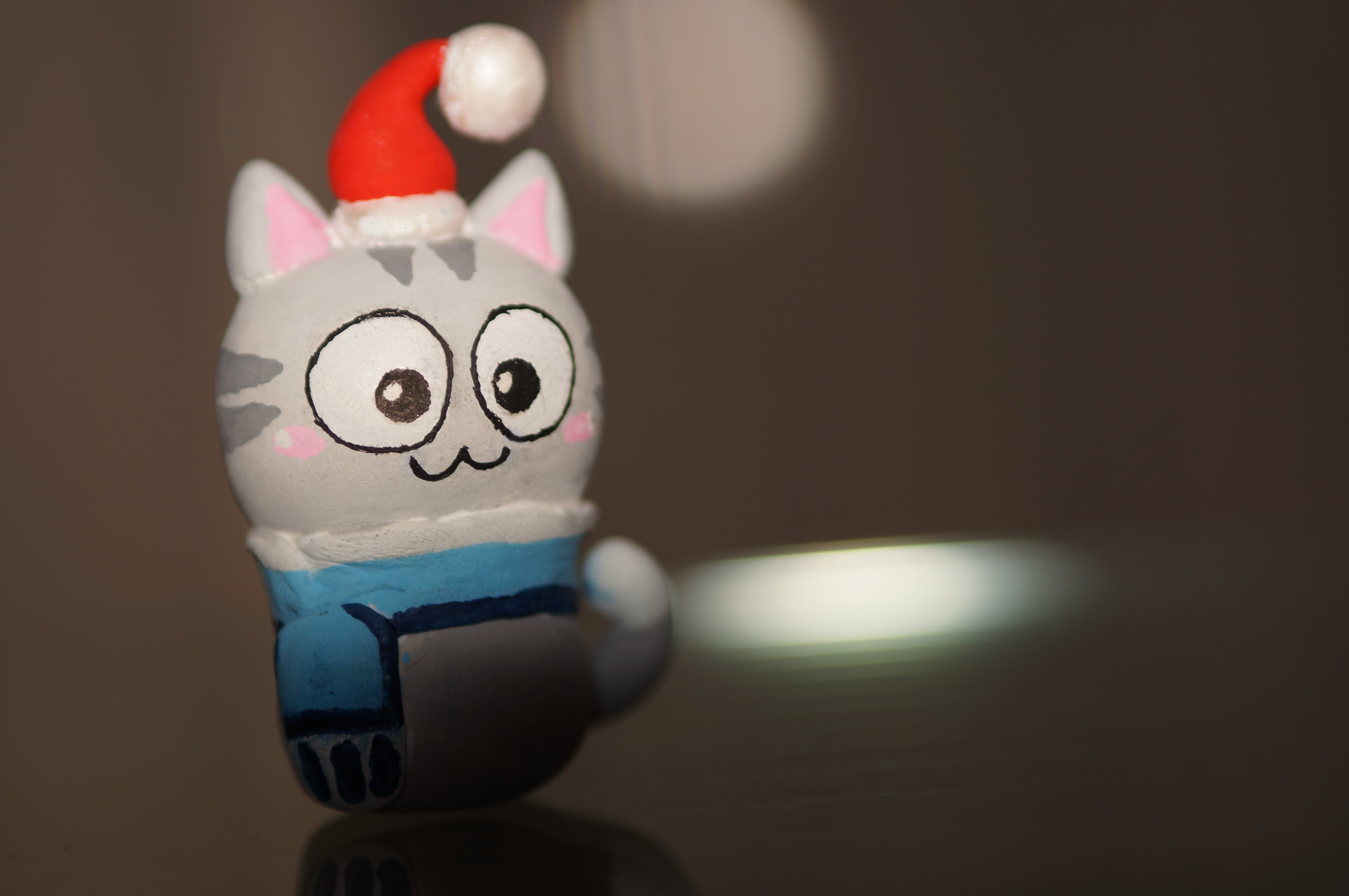 ideas fáciles para regalar en Navidad - muñeco en forma de gato con un gorro navideño