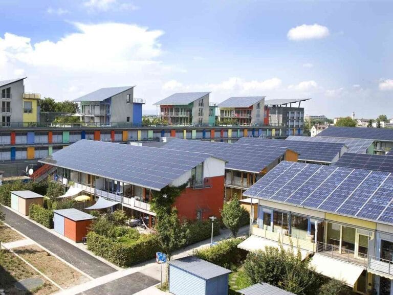 Descubre las principales ventajas de utilizar placas solares en el hogar