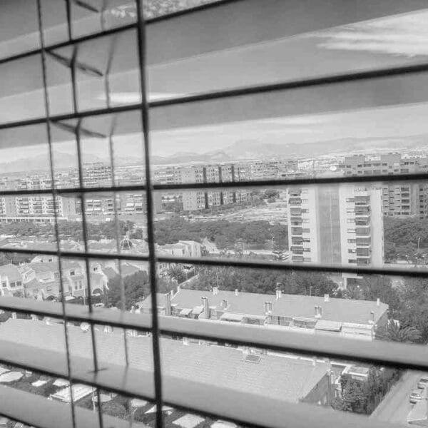 ¿Qué son las persianas venecianas, cuáles son los tipos más comunes y qué ventajas ofrecen?