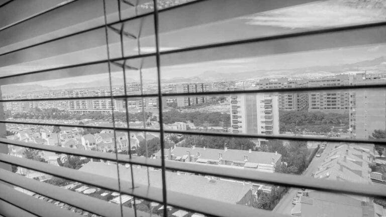¿Qué son las persianas venecianas, cuáles son los tipos más comunes y qué ventajas ofrecen?