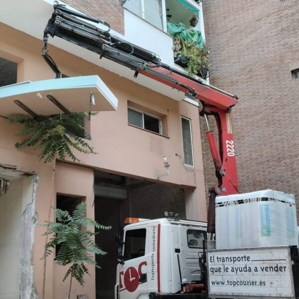 Top Courier refuerza su servicio de camión grúa en Madrid como solución segura para operaciones logísticas especializadas