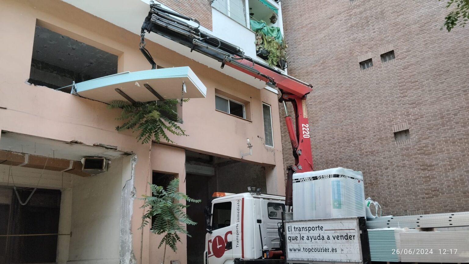 Top Courier refuerza su servicio de camión grúa en Madrid como solución segura para operaciones logísticas especializadas