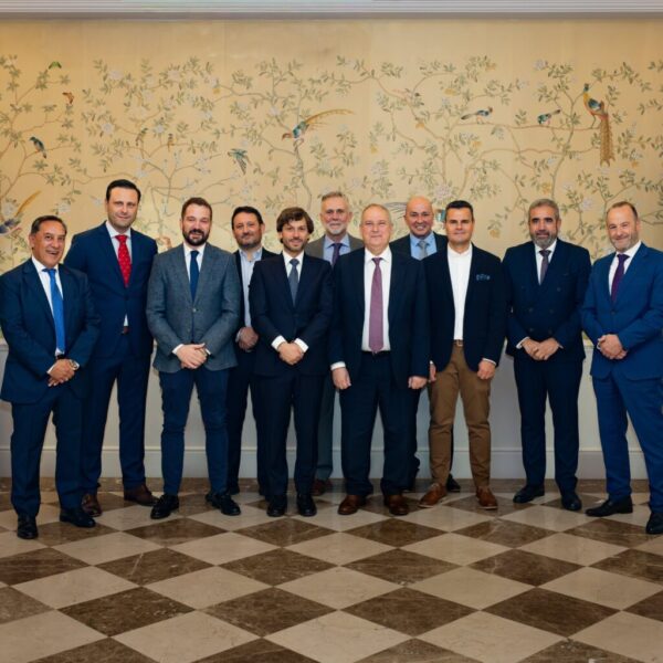 La patronal del aluminio se reúne con el Ministro de Industria para abordar los desafíos del sector