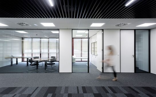 Innovación en Oficinas de Málaga: Suelo Técnico Elevado Impulsa la Flexibilidad 1 Silvia Pastor