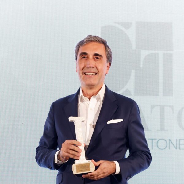 Ceratop®️ recibe el Premio a la Innovación en superficies porcelánicas para encimeras en los Premios Interiores